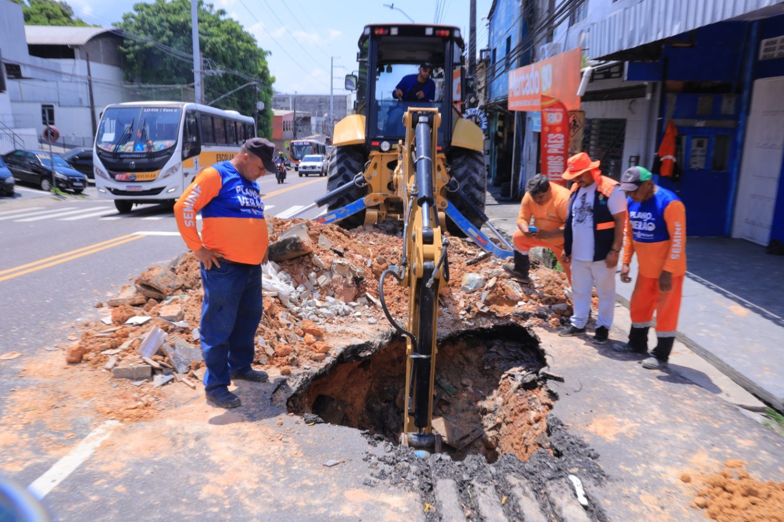 Prefeitura de Manaus inicia recuperação da rede de drenagem na avenida Tefé após rompimento