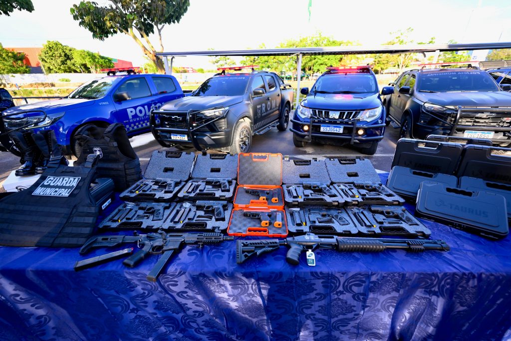 Guarda Municipal de Manaus recebe 150 pistolas TS9 e nomeia 126 novos guardas em cerimônia pública