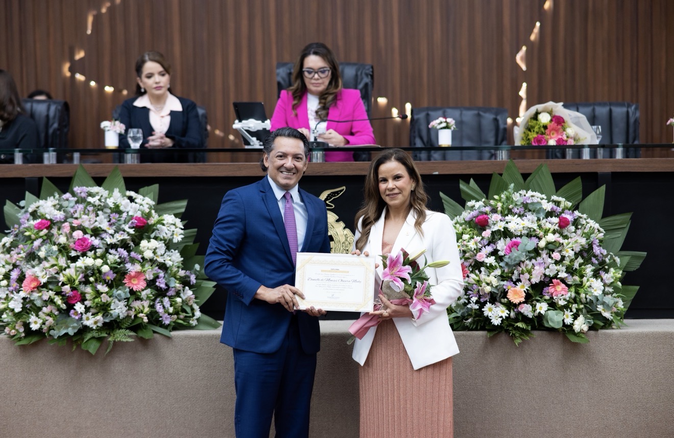Felipe Souza homenageia superintendente da Polícia Federal com Diploma Mulher Cidadã Amazonense
