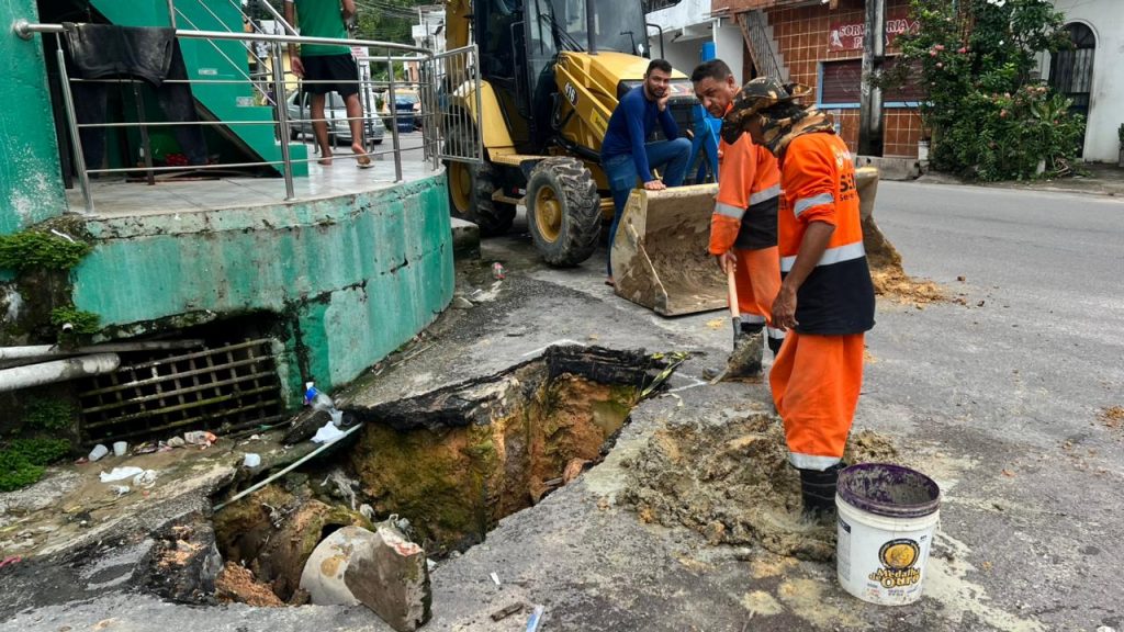 Prefeitura recupera rede de drenagem profunda no bairro Japiim Prefeitura recupera rede de drenagem profunda no bairro Japiim