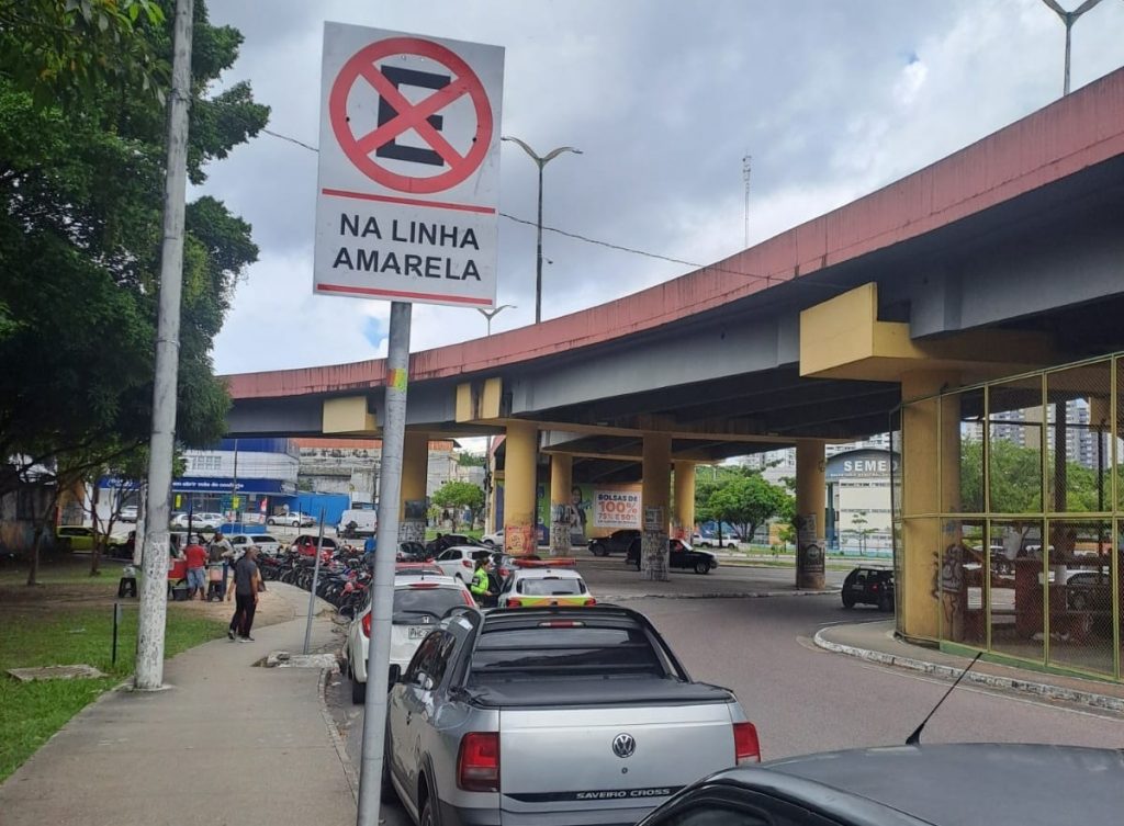 Prefeitura autua 14 veículos por estacionamento irregular