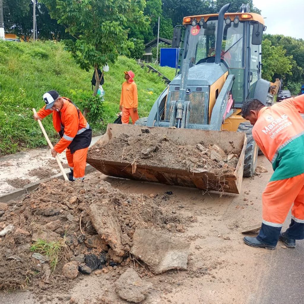 Obras de drenagem e reconstrói calçada na rua José Romão Obras de drenagem e reconstrói calçada na rua José Romão