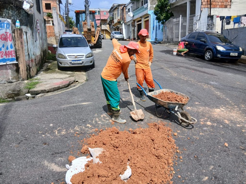 Prefeitura intensifica recuperação de drenagens no bairro Compensa Prefeitura intensifica recuperação de drenagens no bairro Compensa