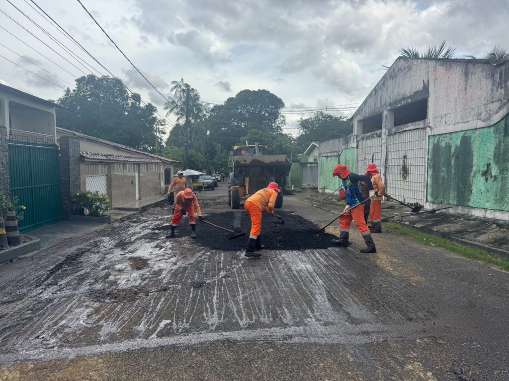 Prefeitura de Manaus intensifica serviços de manutenção asfáltica e trabalha em nova rua do bairro Aleixo