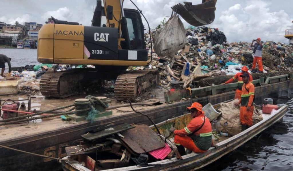 Prefeitura de Manaus já retirou mais de mil toneladas de resíduos da orla do rio Negro em 2026 – Prefeitura Municipal de Manaus