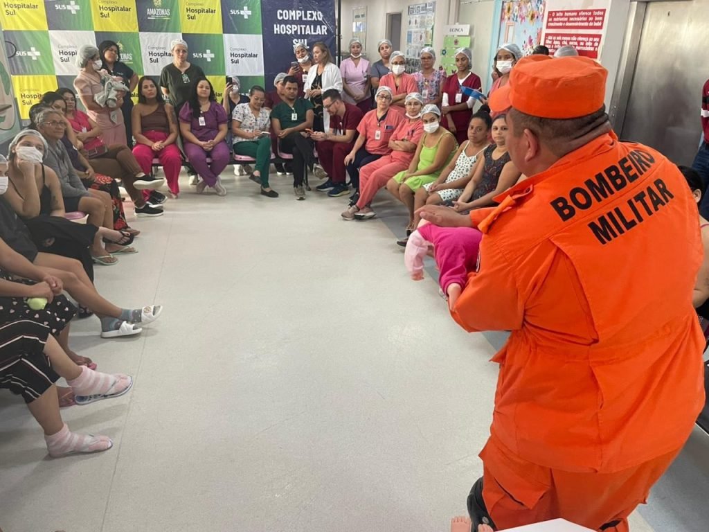 Palestra sobre desengasgo em recém-nascidos e lactentes é realizada no Instituto da Mulher Dona Lindu durante a Semana das Mães