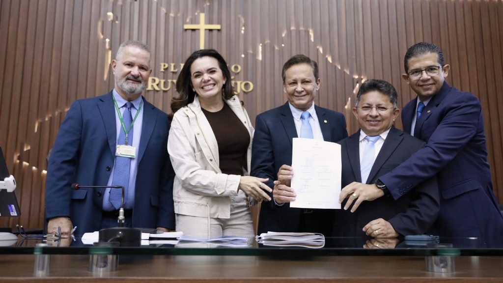 Adjuto-Afonso-assina-homologacao-do-concurso-publico-da-Assembleia-Legislativa-Foto-Danilo-Mello-Aleam