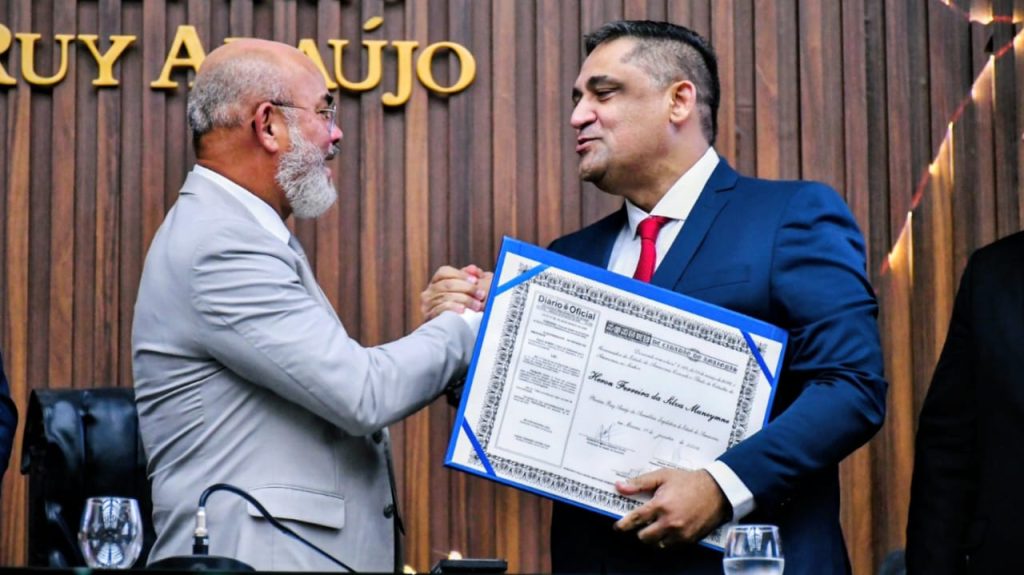 Cabo-Maciel-outorga-Titulo-de-Cidadao-do-Amazonas-ao-delegado-da-Policia-Civil-Heron-Muneymne-Foto-Paulo-Ferraz