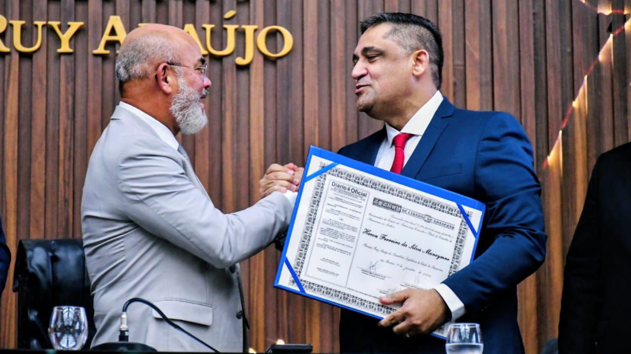 Cabo-Maciel-outorga-Titulo-de-Cidadao-do-Amazonas-ao-delegado-da-Policia-Civil-Heron-Muneymne-Foto-Paulo-Ferraz