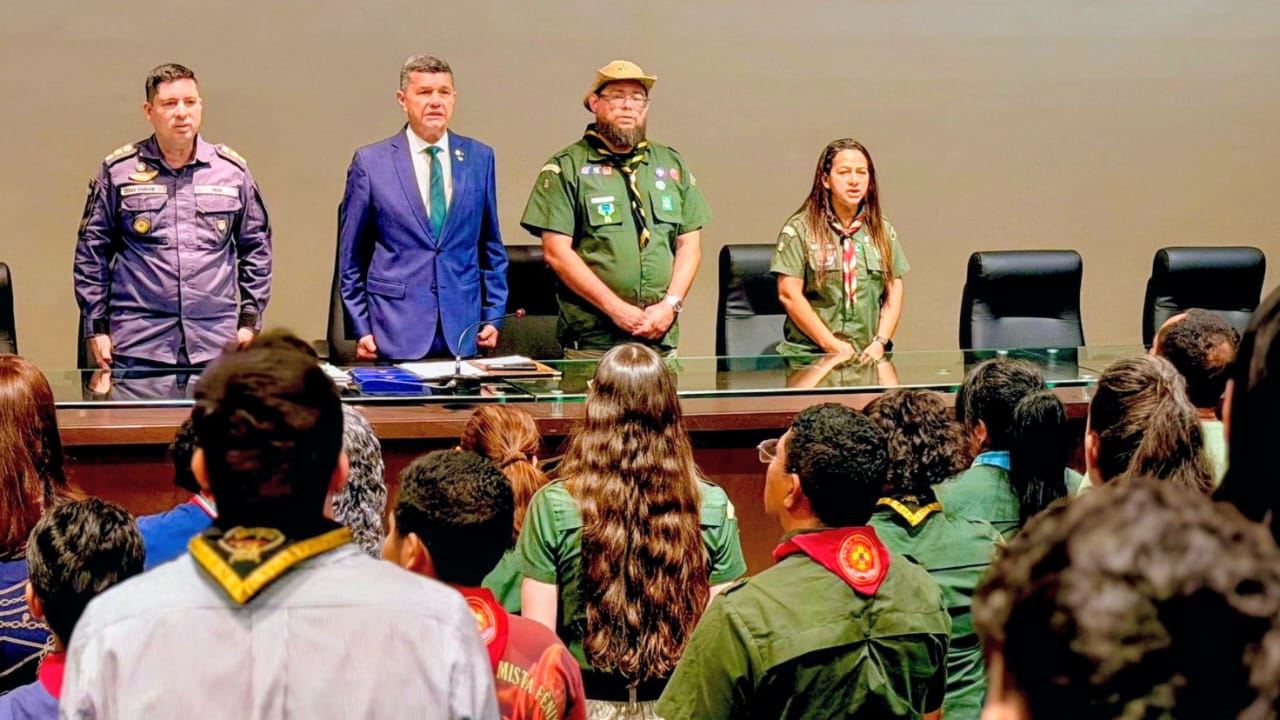 Comandante-Dan-homenageia-escoteiros-do-Amazonas-em-Sessao-Especial