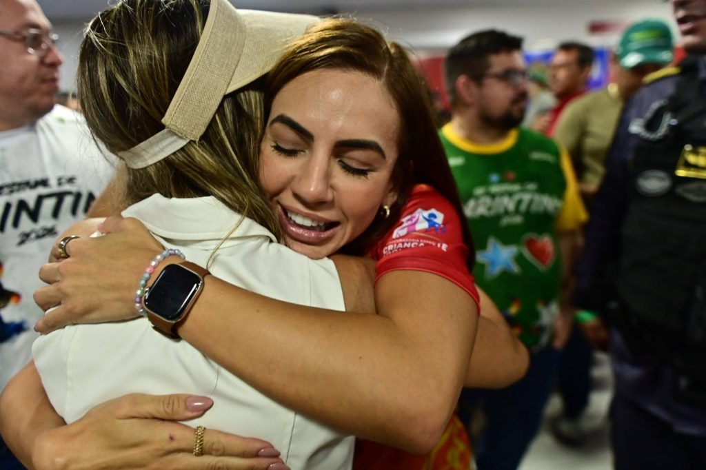 Debora-Menezes-lidera-acoes-de-conscientizacao-sobre-protecao-de-criancas-e-adolescentes-durante-o-Festival-de-Parintins-Foto-Daniel-Nogueira