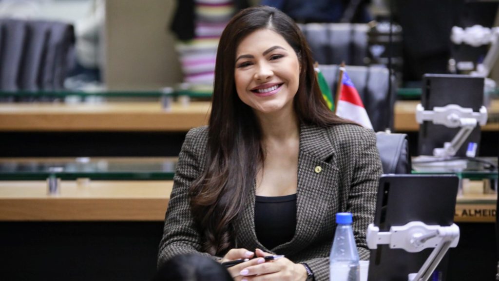 Deputada-Brena-Dianna-apresenta-Projeto-de-Lei-para-reforcar-cumprimento-da-regra-do-concurso-publico-nos-municipios-amazonenses-Foto-Danilo-Mello-Aleam