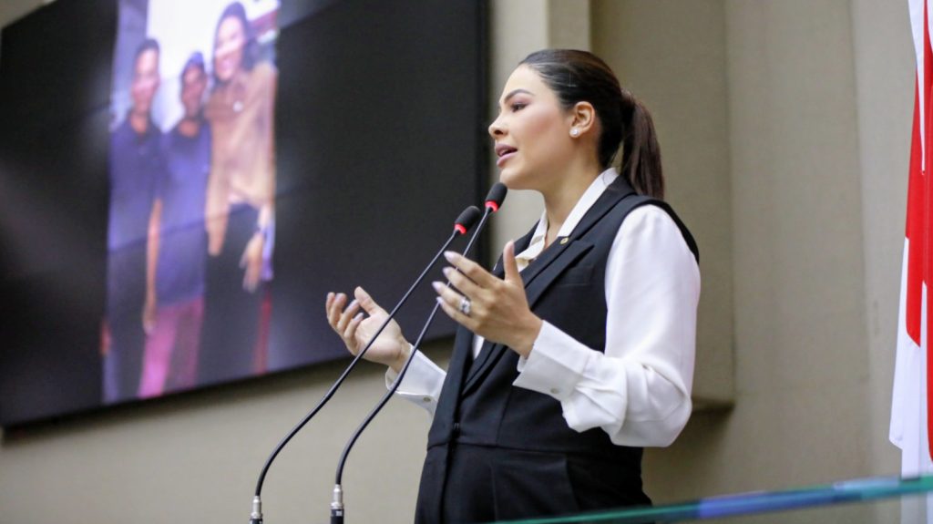 Deputada-Brena-Dianna-reforca-acesso-a-agua-e-direito-da-Galera-de-entrar-no-Bumbodromo-com-alimentos-proprios-Foto-Danilo-Mello-Aleam