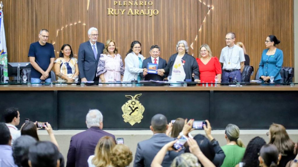 Deputado-Sinesio-Campos-entrega-Medalha-Ruy-Araujo-a-Irma-Liliana-e-homenageia-40-anos-da-Casa-Mamae-Margarida-Foto-Matheus-Rodrigues-Aleam