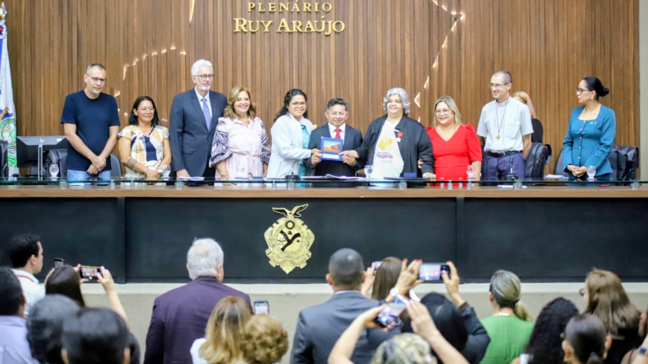 Deputado-Sinesio-Campos-entrega-Medalha-Ruy-Araujo-a-Irma-Liliana-e-homenageia-40-anos-da-Casa-Mamae-Margarida-Foto-Matheus-Rodrigues-Aleam