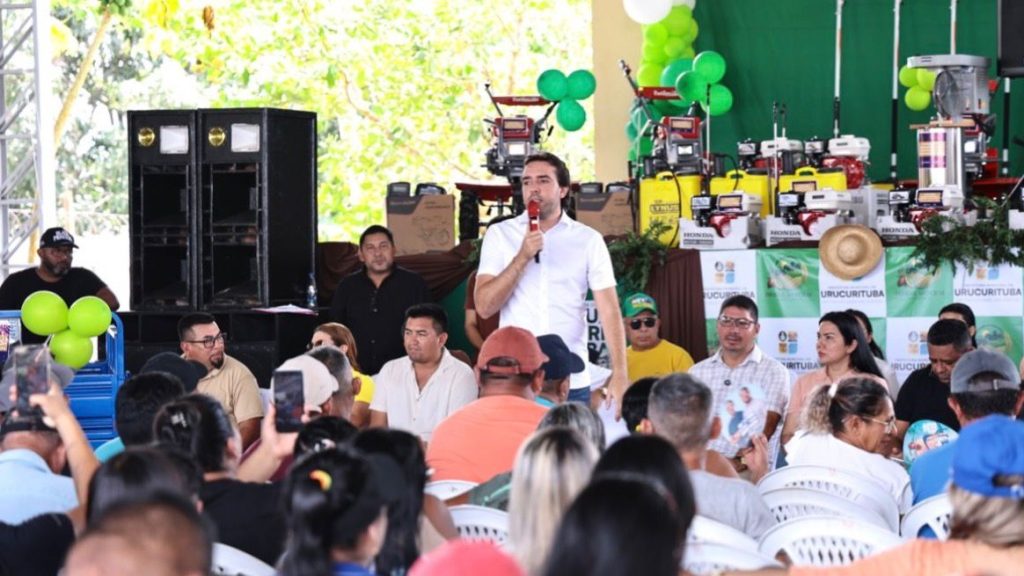 Deputado-Thiago-Abrahim-entrega-R-1-milhao-em-investimentos-para-o-setor-primario-de-Urucurituba-Foto-Natalia-Sa