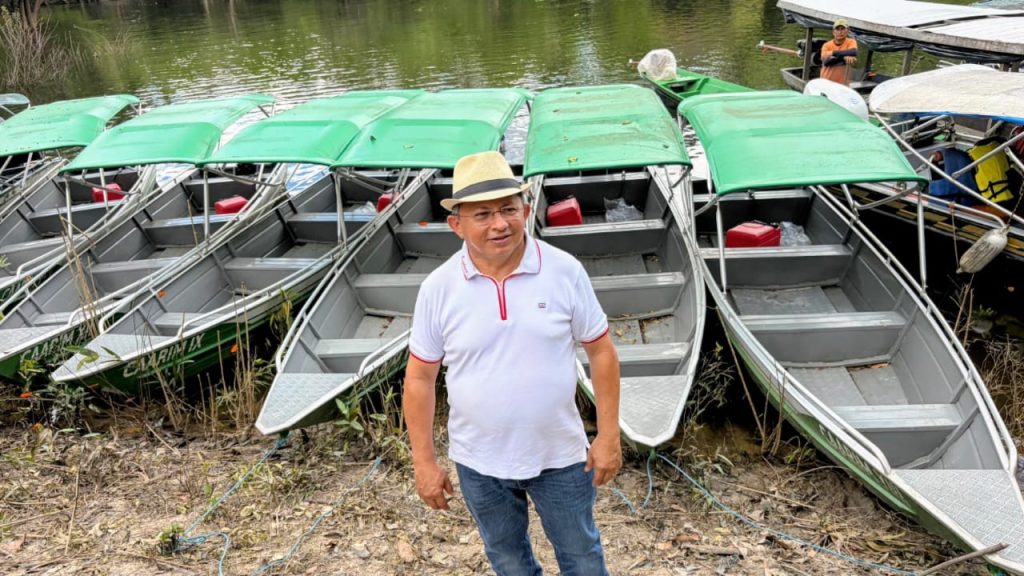 Sinesio-Campos-entrega-casa-de-farinha-mecanizada-e-voadeiras-para-fortalecer-produtores-em-Manicore-Foto-Ytallo-Byancco