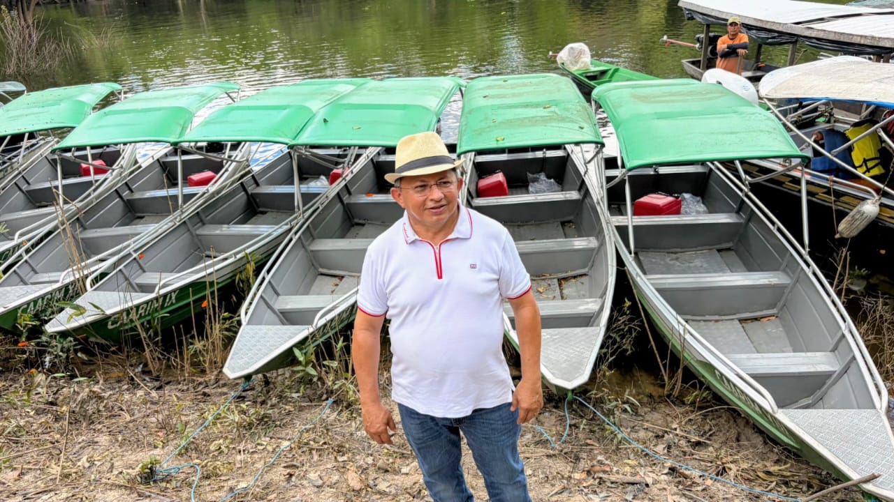 Sinesio-Campos-entrega-casa-de-farinha-mecanizada-e-voadeiras-para-fortalecer-produtores-em-Manicore-Foto-Ytallo-Byancco