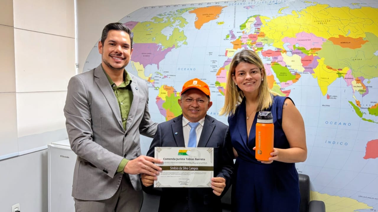 Sinesio-Campos-recebe-Comenda-Tobias-Barreto-em-reconhecimento-a-atuacao-publica-no-Amazonas-Foto-Ytallo-Byancco