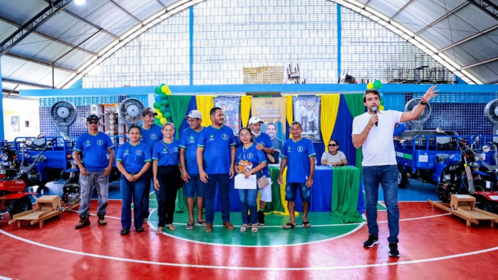Thiago-Abrahim-entrega-mais-de-R-500-mil-em-implementos-agricolas-para-fortalecer-producao-rural-de-Urucara-Foto-Natalia-Sa
