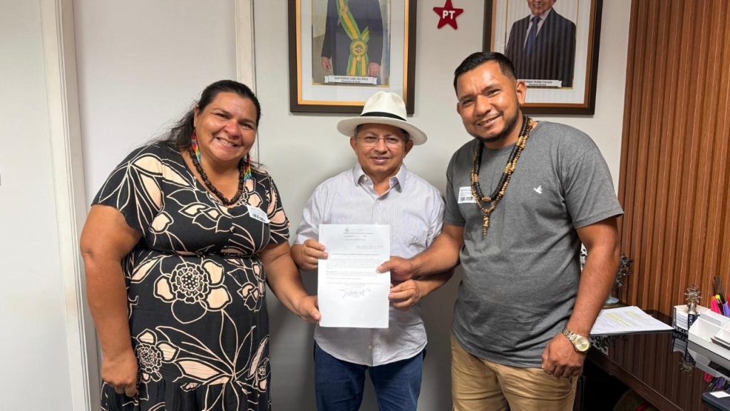 Deputado-Sinesio-Campos-articula-reconhecimento-que-fortalece-a-Associacao-Indigena-Tikunas-de-Coari-e-o-direito-dos-povos-originarios-Foto-Ytallo-Byancco