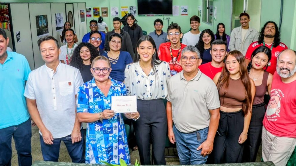 Mayra-Dias-entrega-equipamentos-a-laboratorio-da-UEA-e-fortalece-acoes-de-pesquisa-e-preservacao-cultural-em-Parintins