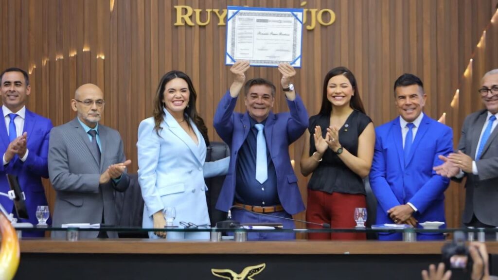 Alessandra-Campelo-entrega-titulo-de-Cidadao-do-Amazonas-ao-compositor-Ronaldo-Barbosa-Foto-Miguel-Almeida