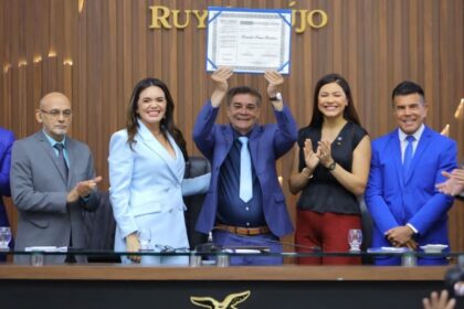 Alessandra Campelo entrega título de Cidadão do Amazonas ao compositor Ronaldo Barbosa