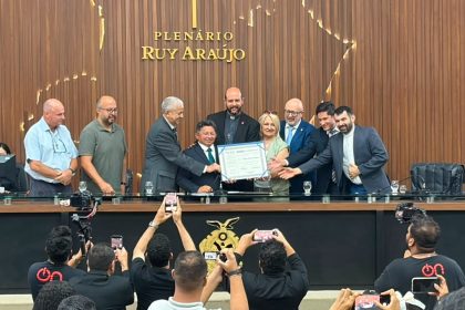 Deputado Sinésio Campos homenageia padre Gastón Gabriel com Título de Cidadão do Amazonas por legado de transformação social