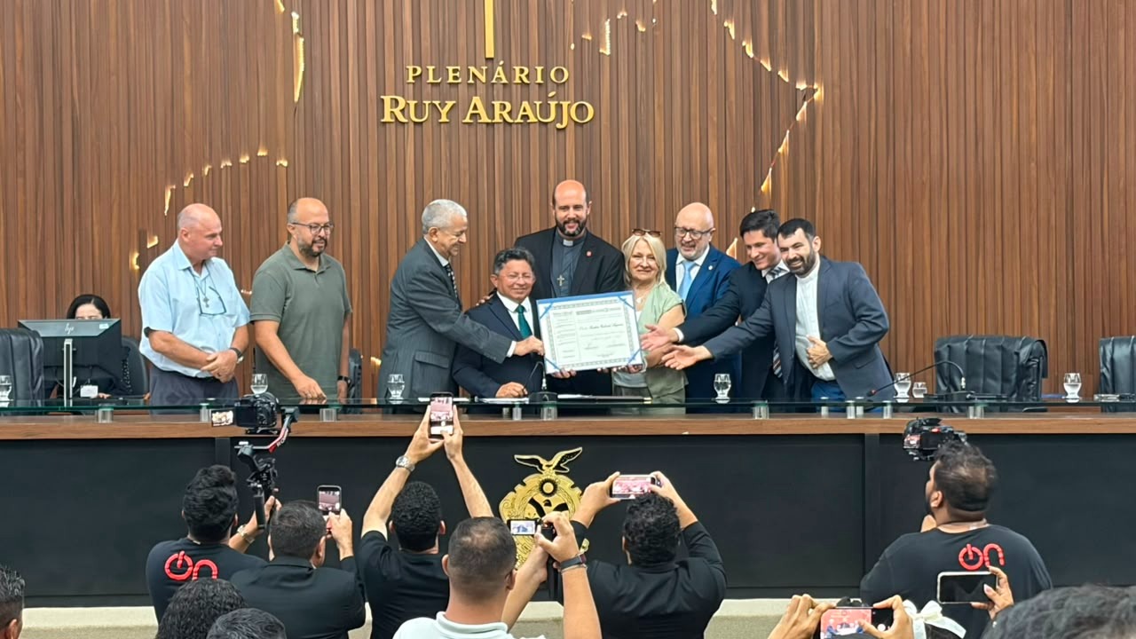 Deputado Sinésio Campos homenageia padre Gastón Gabriel com Título de Cidadão do Amazonas por legado de transformação social