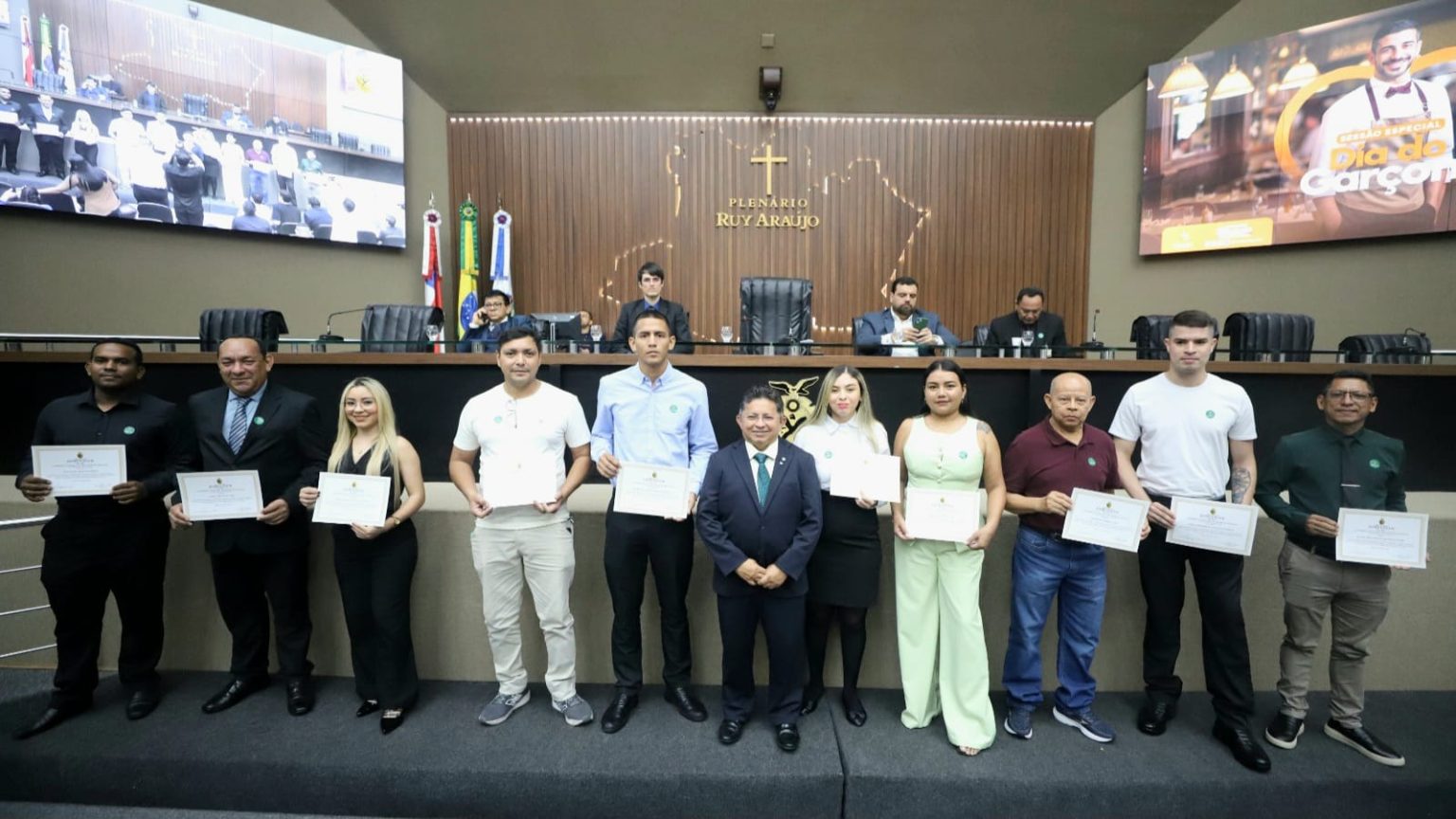 Deputado estadual Sinésio Campos homenageia garçons e destaca importância da categoria para economia do Amazonas