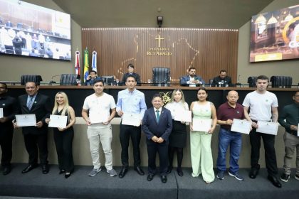 Deputado estadual Sinésio Campos homenageia garçons e destaca importância da categoria para economia do Amazonas