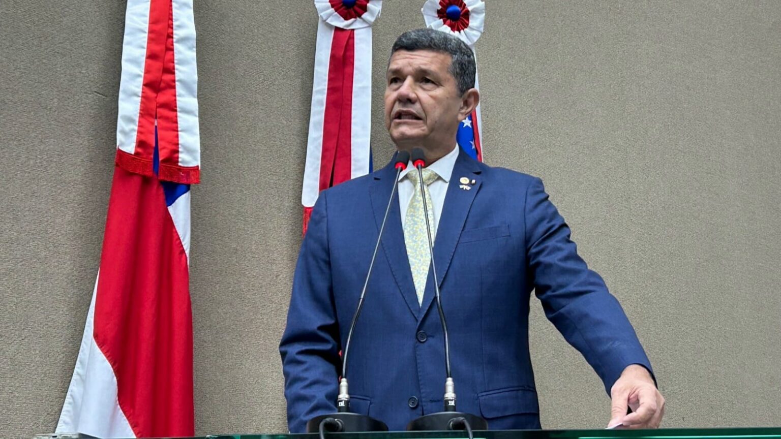 Leis de Comandante Dan valorizam Bandeira do Amazonas e fortalecem civismo