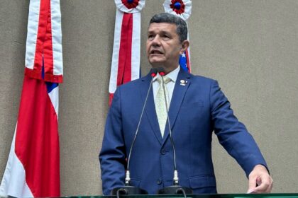 Leis de Comandante Dan valorizam Bandeira do Amazonas e fortalecem civismo