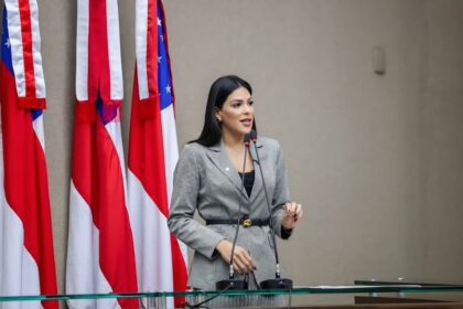 Mayra Dias cobra planejamento para enfrentar estiagem, queimadas e calor nas escolas do Amazonas
