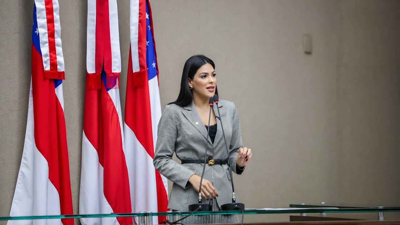 Mayra Dias cobra planejamento para enfrentar estiagem, queimadas e calor nas escolas do Amazonas