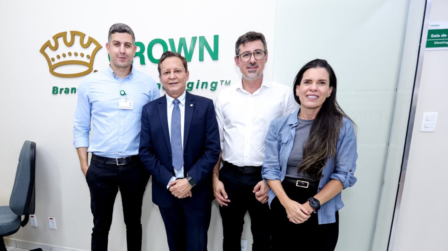 Presidente da Aleam faz visita institucional à Crown, fábrica de embalagens de tampas de alumínio do Distrito Industrial