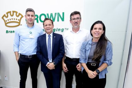 Presidente da Aleam faz visita institucional à Crown, fábrica de embalagens de tampas de alumínio do Distrito Industrial