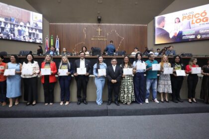 Sinésio Campos homenageia psicólogos e destaca importância da categoria no Amazonas