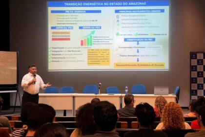 Sinésio Campos ministra palestra sobre transição energética para estudantes de Engenharia da Ufam