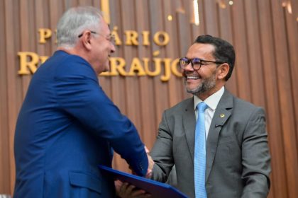 Rozenha entrega Título de Cidadão do Amazonas ao médico Pablo Túlio Cavalcante Costa