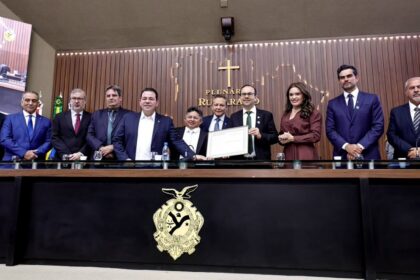 Adjuto Afonso homenageia ACA pelos 155 anos e entrega lei que reconhece a entidade como Patrimônio Cultural