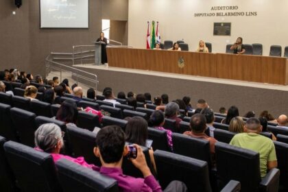 Wilker Barreto homenageia estudantes de Enfermagem com certificados de Menção Honrosa