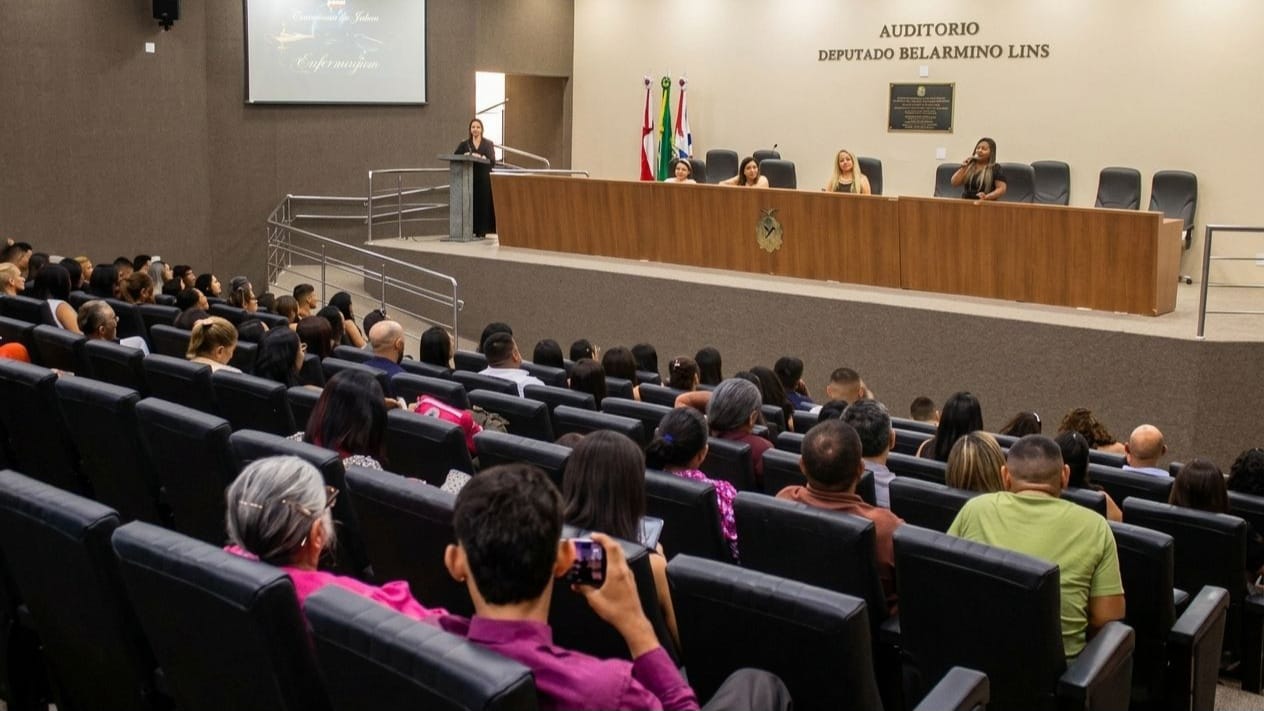Wilker Barreto homenageia estudantes de Enfermagem com certificados de Menção Honrosa