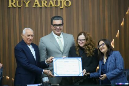Aleam entrega Título de Cidadão do Amazonas à professora Therezinha Fraxe