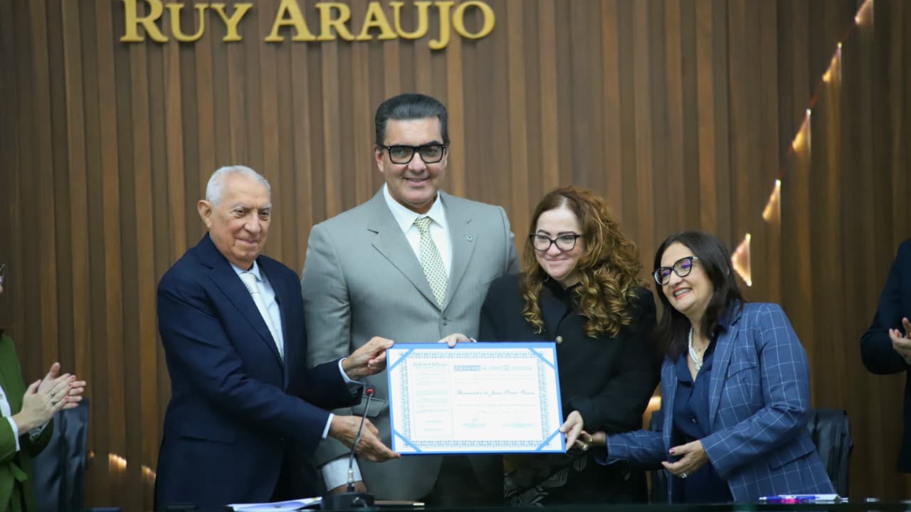 Aleam entrega Título de Cidadão do Amazonas à professora Therezinha Fraxe