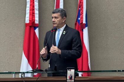 Comandante Dan contesta explicações sobre fumaça em Manaus e cobra reforço no combate às queimadas