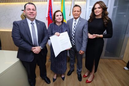 Presidente da Aleam,  deputado Adjuto Afonso, recebe projeto sobre data-base dos servidores do TCE-AM