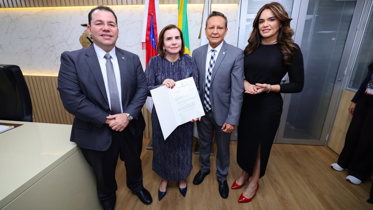 Presidente da Aleam,  deputado Adjuto Afonso, recebe projeto sobre data-base dos servidores do TCE-AM