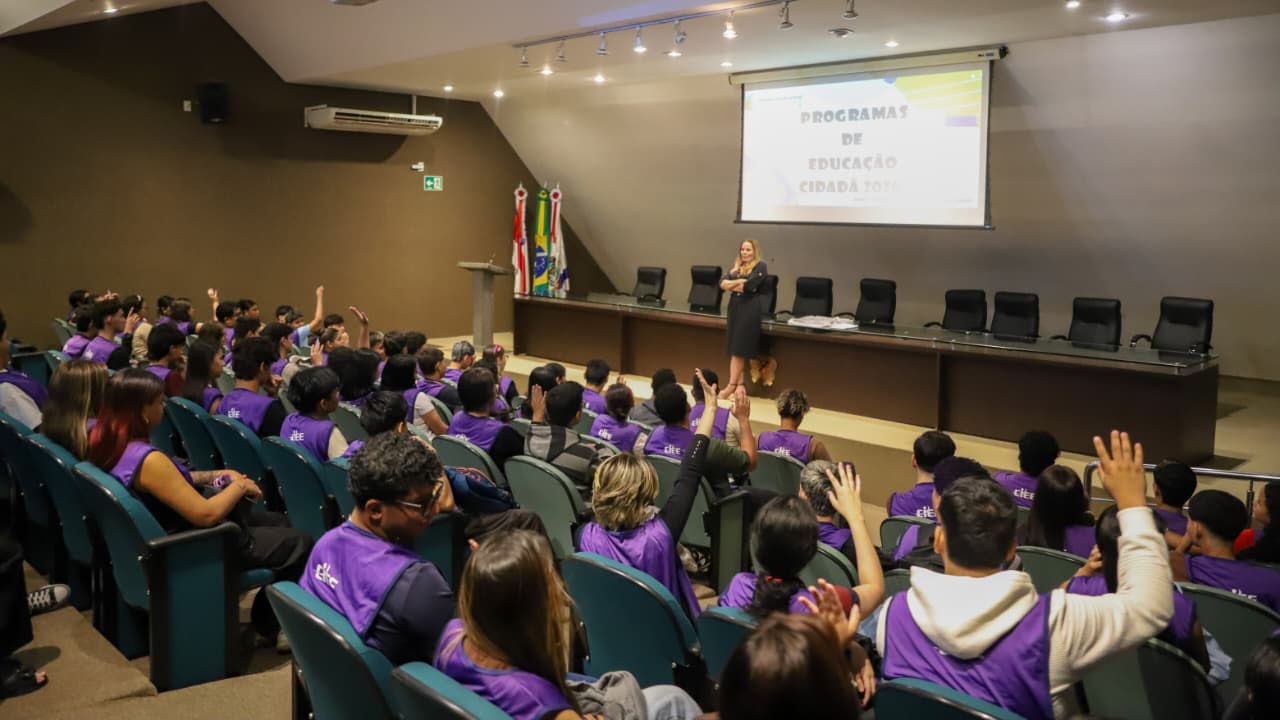 Programa ‘Conhecendo o Legislativo’ recebe 86 estudantes na Aleam